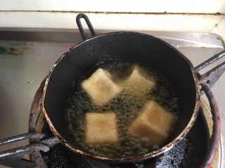 13、自制鱼豆腐,我还起个小油锅，加热适量油后，放入鱼豆腐