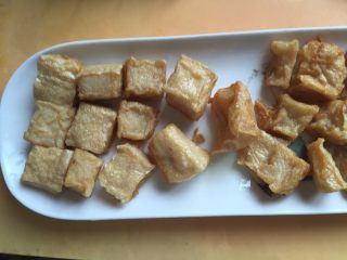 14、自制鱼豆腐,炸至金黄色即可捞出