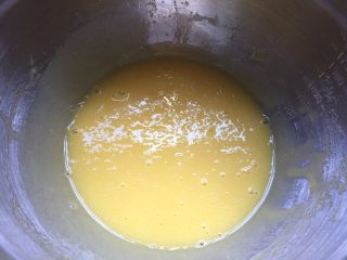 2、香草魔法蛋糕,黄油隔水融化,冷却至温热,加入蛋黄液内,搅拌均匀