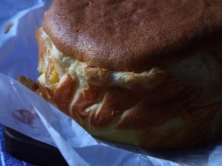 9、香草魔法蛋糕,出炉后,不马上脱模,连模具一齐放在网架上冷却