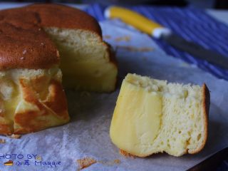 10、香草魔法蛋糕,冷却至温热时,脱模后撕开油纸即可食用