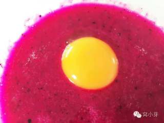 2、火龙果法式松饼—高营养价值，宝宝美味高颜值下午茶！10M+,用搅拌机将火龙果搅成细腻的火龙果泥，然后加入一个蛋黄。