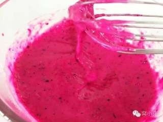 4、火龙果法式松饼—高营养价值，宝宝美味高颜值下午茶！10M+,用蛋抽或筷子搅拌成火龙果面糊，不要过度搅拌让面粉起筋，混合均匀看不到面块就可以了。