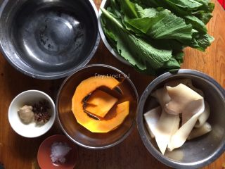 1、彩色皮冻,准备所用食材:猪肉皮300g，清水800g，去皮去籽南瓜100g，芥菜叶100g，盐5g，姜1块，八角3个