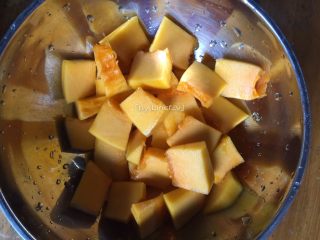 5、彩色皮冻,将去皮去籽的南瓜洗净后切成小块