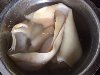 8、彩色皮冻,接着将猪肉皮洗净后加冷水煮开，煮开后再煮约4分钟