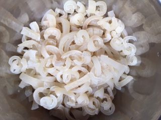 11、彩色皮冻,然后切成长约2厘米的细长条