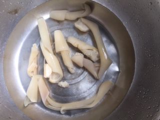 9、彩色皮冻,煮后将肉皮捞起放入冷水中冲洗干净