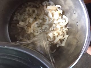 13、彩色皮冻,将切好的肉皮放入高压锅中，倒入800g清水