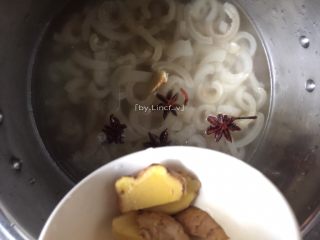 15、彩色皮冻,放入切好的姜片