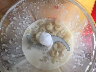 19、彩色皮冻,将熬好的肉皮和汤全部倒进料理机或破壁机搅拌成浓白的皮冻浓浆，即成基本的白色皮冻液，然后倒出后放一旁冷却待用