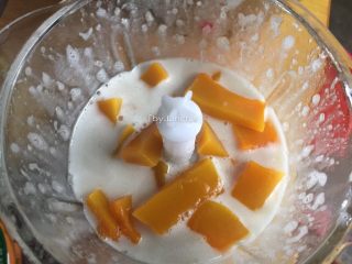 20、彩色皮冻,取1/3的白色皮冻液加入煮熟的南瓜，用料理机搅拌成黄色皮冻液