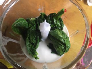 21、彩色皮冻,同样的取1/3的白色皮冻液加煮好控去水分的青菜搅拌成青色皮冻液