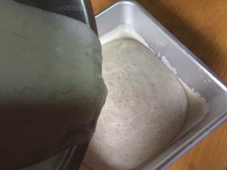 24、彩色皮冻,然后取出倒入白色皮冻液同样放置冰箱冷藏室约2小时凝固