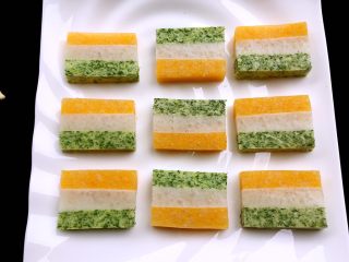 29、彩色皮冻,最后装盘，再调上一碟喜欢的蘸酱即可食用。