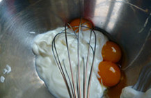 1、貌似轻乳酪~~~~酸奶蛋糕 ,准备工作，烤盘上注入热水放入烤箱，预热烤箱180度；分离蛋黄和蛋清备用；模具事先用两层锡纸包裹好备用防止蒸烤时热水渗入。