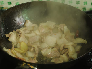 7、酱烧回锅肉,放入猪肉片，大火翻炒均匀，盛出放在一旁备用