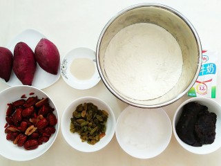 1、紫薯玉米千层糕,将所有材料秤好洗净备用！