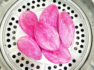 3、紫薯玉米千层糕,紫薯放入蒸锅蒸20分钟左右！