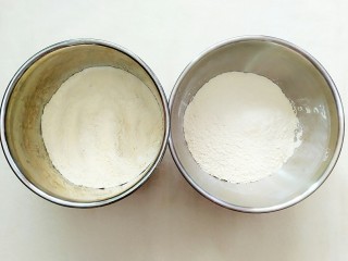 4、紫薯玉米千层糕,将500g玉米面粉分成两份，一个盆里300g，另一个盆里200g，200g的玉米面盆里是留着拌紫薯泥用的！