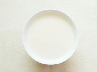 5、紫薯玉米千层糕,将白糖倒入牛奶里搅拌均匀！