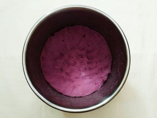 12、紫薯玉米千层糕,揉成上图光滑的紫薯面团！