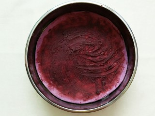 17、紫薯玉米千层糕,在上面抹上红豆沙！