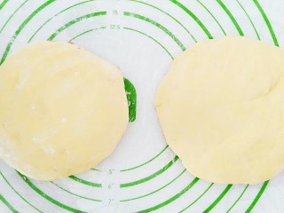 18、紫薯玉米千层糕,再将玉米面团分成两块面饼！