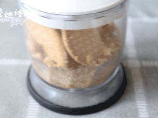 2、和烤箱说Bye Bye,搅拌搅拌就能吃的蛋糕！给这春光添抹绿,2、消化饼干用搅拌机打碎。