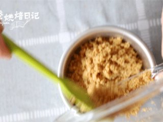 4、和烤箱说Bye Bye,搅拌搅拌就能吃的蛋糕！给这春光添抹绿,3、黄油和饼干碎两者混合均匀平铺在模具里压实。放入冰箱冷藏待用。