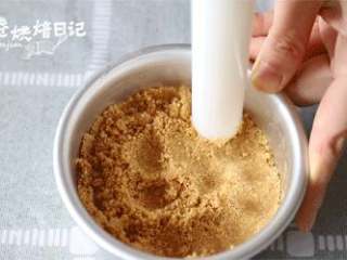 5、和烤箱说Bye Bye,搅拌搅拌就能吃的蛋糕！给这春光添抹绿,3、黄油和饼干碎两者混合均匀平铺在模具里压实。放入冰箱冷藏待用。