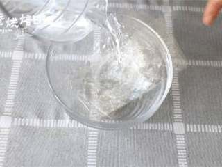 6、和烤箱说Bye Bye,搅拌搅拌就能吃的蛋糕！给这春光添抹绿,4、吉丁利片用适量冷水充分泡软。