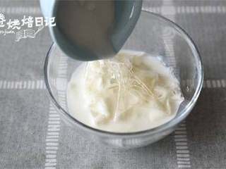 7、和烤箱说Bye Bye,搅拌搅拌就能吃的蛋糕！给这春光添抹绿,5、牛奶、吉利丁片、15克细砂糖一起微波炉加热1分钟左右至吉利丁和糖溶化。