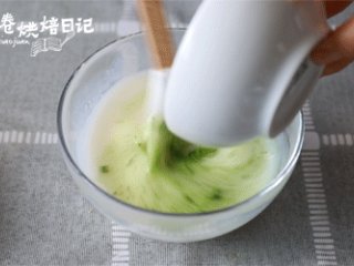 8、和烤箱说Bye Bye,搅拌搅拌就能吃的蛋糕！给这春光添抹绿,6、趁牛奶温热的时候加入抹茶粉充分混合均匀，抹茶比较不容易溶化，要多搅拌一下！不完全溶化也没关系，可以过筛一遍。
