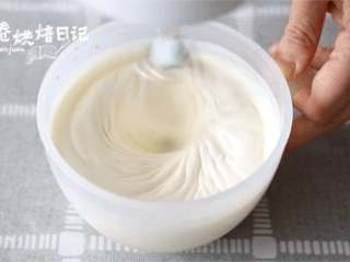 11、和烤箱说Bye Bye,搅拌搅拌就能吃的蛋糕！给这春光添抹绿,7、淡奶油加10克细砂糖一起打发至浓稠酸奶状。