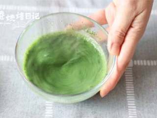 9、和烤箱说Bye Bye,搅拌搅拌就能吃的蛋糕！给这春光添抹绿,6、趁牛奶温热的时候加入抹茶粉充分混合均匀，抹茶比较不容易溶化，要多搅拌一下！不完全溶化也没关系，可以过筛一遍。