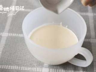 10、和烤箱说Bye Bye,搅拌搅拌就能吃的蛋糕！给这春光添抹绿,7、淡奶油加10克细砂糖一起打发至浓稠酸奶状。