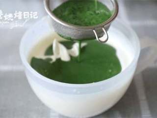 12、和烤箱说Bye Bye,搅拌搅拌就能吃的蛋糕！给这春光添抹绿,8、将抹茶牛奶液过筛入打发的淡奶油中混合，搅拌均匀。