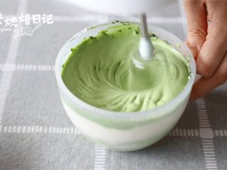 13、和烤箱说Bye Bye,搅拌搅拌就能吃的蛋糕！给这春光添抹绿,8、将抹茶牛奶液过筛入打发的淡奶油中混合，搅拌均匀。