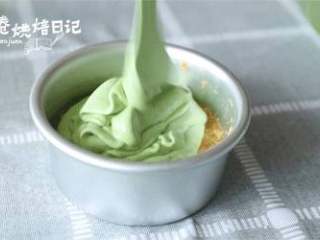 14、和烤箱说Bye Bye,搅拌搅拌就能吃的蛋糕！给这春光添抹绿,9、倒入刚才在冰箱冷藏的模具里，震出气泡，刮平表面，再放入冰箱冷藏3小时左右！脱模时可以用热毛巾捂热模具周围脱模。最后就是根据自己的喜好装饰蛋糕，开吃吧！