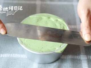 15、和烤箱说Bye Bye,搅拌搅拌就能吃的蛋糕！给这春光添抹绿,9、倒入刚才在冰箱冷藏的模具里，震出气泡，刮平表面，再放入冰箱冷藏3小时左右！脱模时可以用热毛巾捂热模具周围脱模。最后就是根据自己的喜好装饰蛋糕，开吃吧！