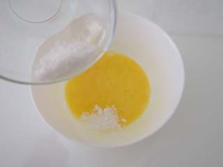 1、香蕉班戟卷,鸡蛋打散，加入细砂糖，搅拌均匀。