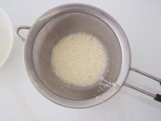 5、香蕉班戟卷,将面糊过筛，将面糊里的小疙瘩压碎，过筛后的面糊放入冰箱冷藏半小时左右。