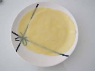 7、香蕉班戟卷,做好的面皮在盘中晾凉。