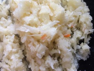 2、土豆肉末酿豆角,过一下清水,沥干切丁