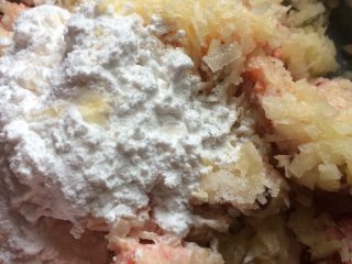 4、土豆肉末酿豆角,把土豆,红罗卜,木耳放到已经打好的肉末里,加入淀粉、米酒、鸡精、盐一起拌匀腌制一会