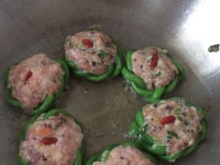 14、土豆肉末酿豆角,起锅,放到锅中煎,把一面煎黄了再放另一面,小心翻哦!不要把馅撒出了