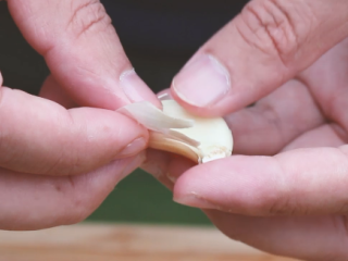 2、新奥尔良烤翅,拍蒜。