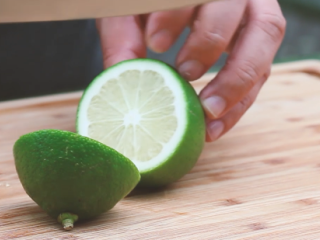 3、新奥尔良烤翅,柠檬切开。