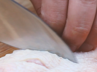 4、新奥尔良烤翅,鸡翅打花刀。